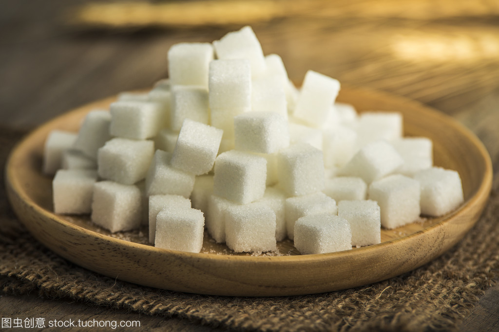 在一個木盤白糖
